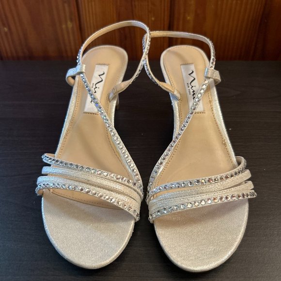NELENA WOMENS SILVER TEXTURED METALLIC LOW-HEEL DRESS SANDAL Brand New - Picture 1 of 10